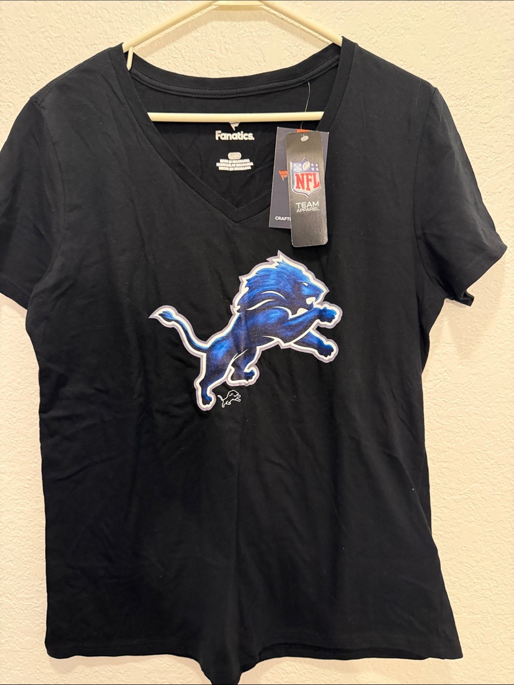 Fanatics Black V-Neck Tee with Blue Detroit Lions Jumping Logo Large New